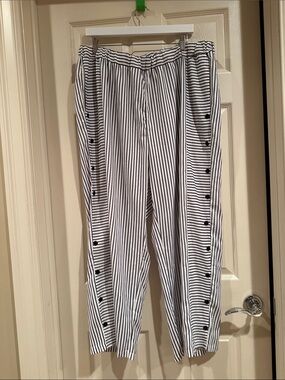 Striped Button-Trim Wide Leg Pants - Black & White